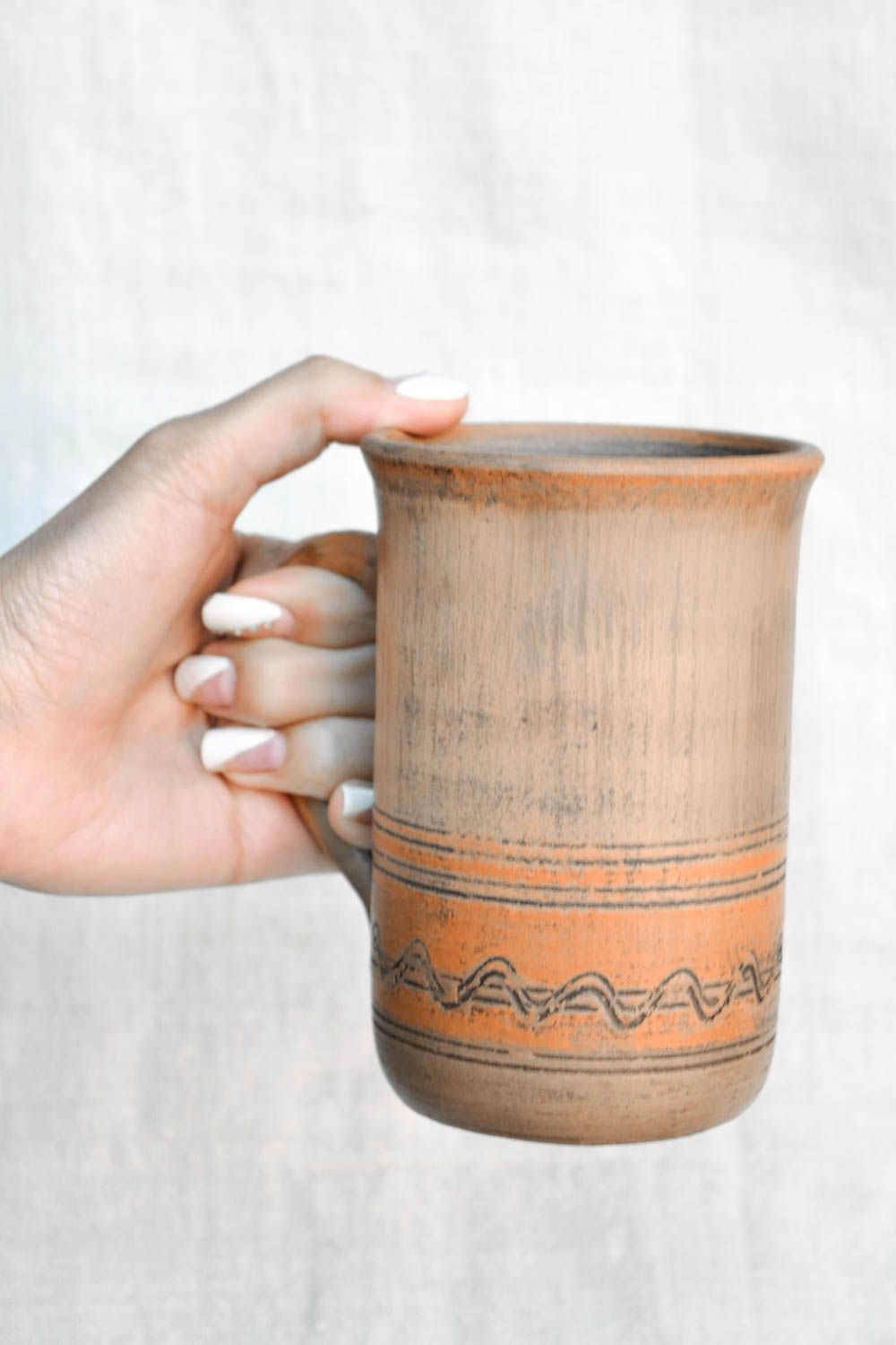 Tasse en argile faite main Mug marron à motifs grattés Vaisselle originale 40 cl photo 2