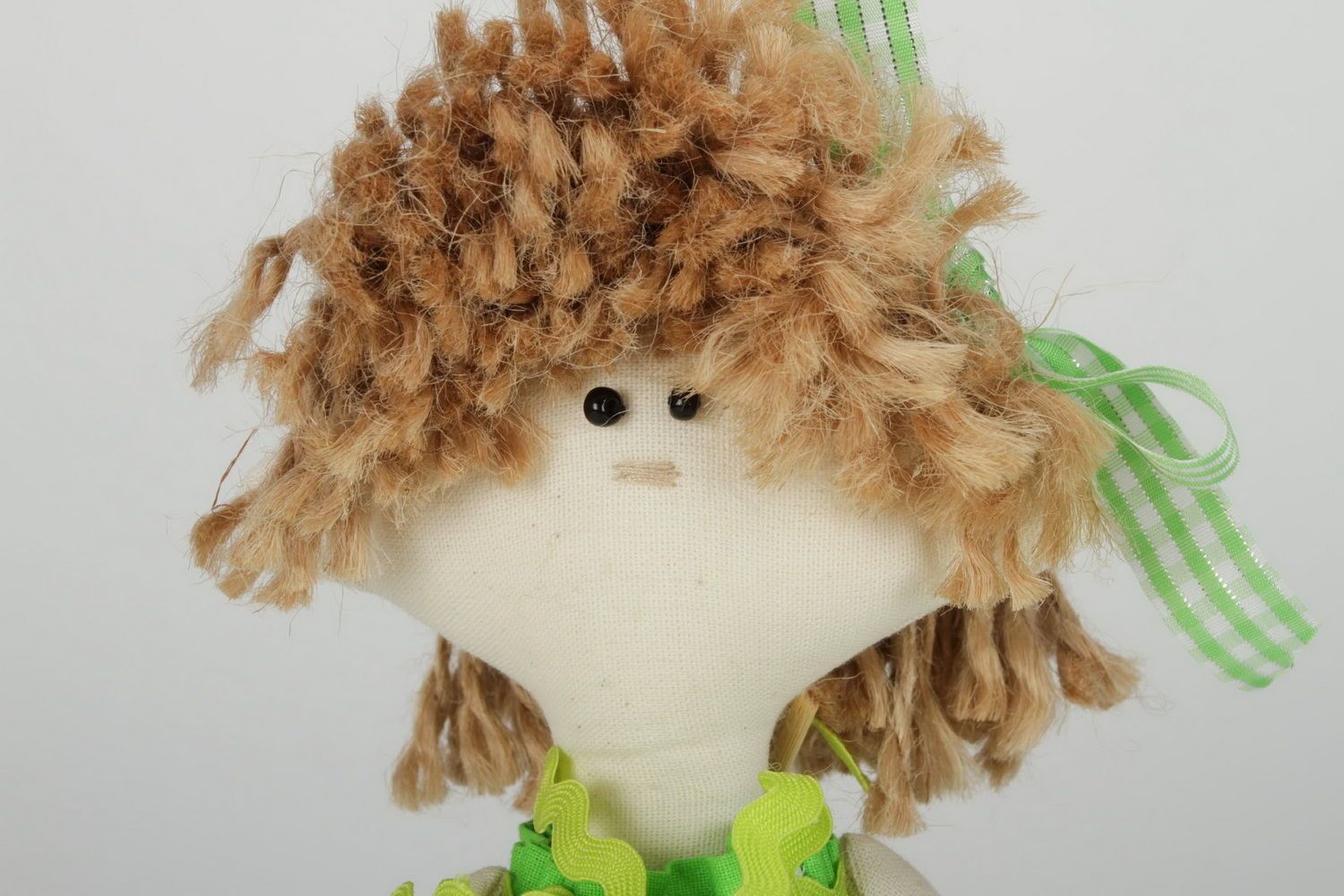 Muñeca de peluche “Chica con vestido de color verde lechuga” foto 3