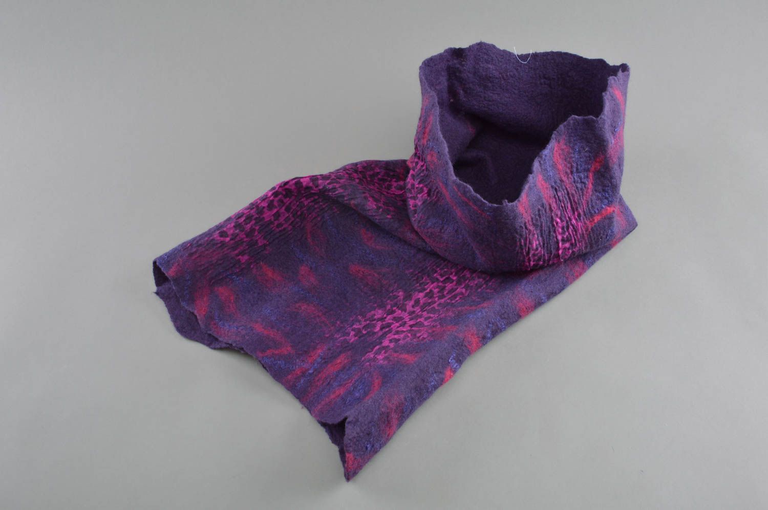 Шарф в технике валяния из шерсти и шелка фиолетовый темный стильный хэнд мейд фото 1