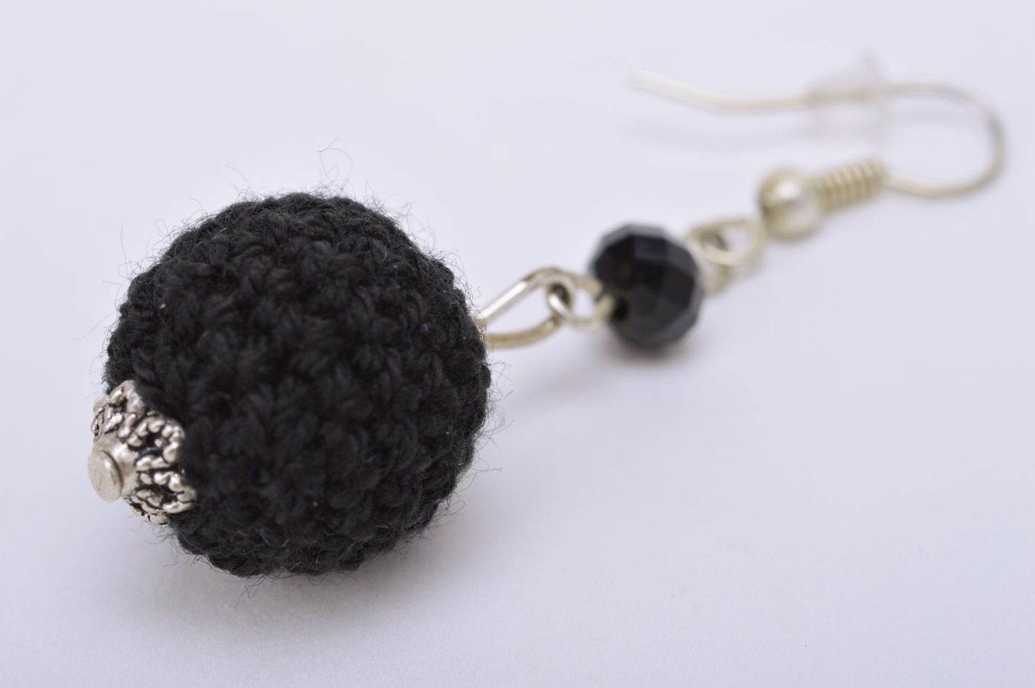 Longues boucles d'oreilles tricotées pendantes faites main boules noires  photo 4