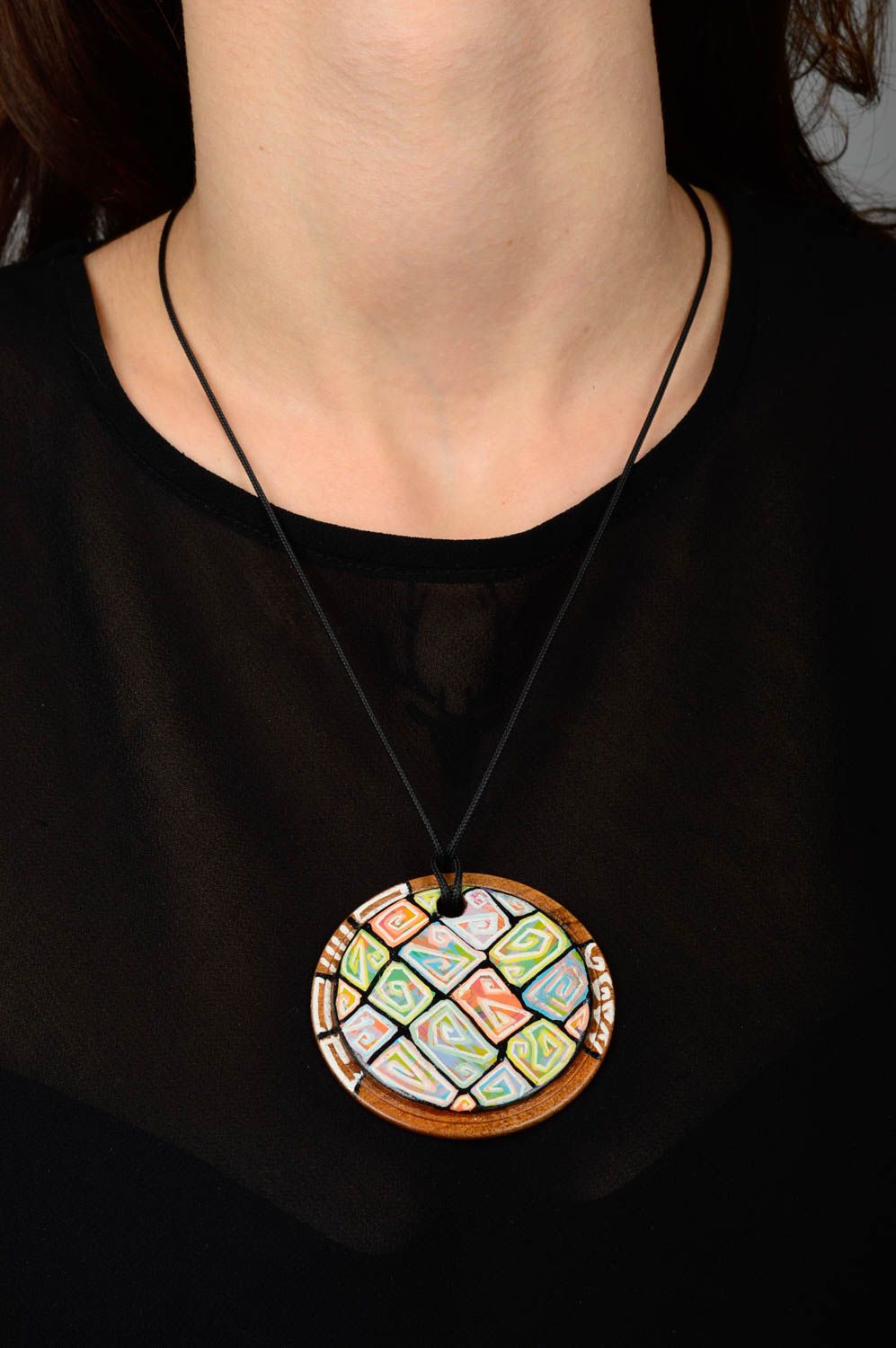 Pendentif bois Bijou fait main rond motif multicolore Accessoire femme tendance photo 2