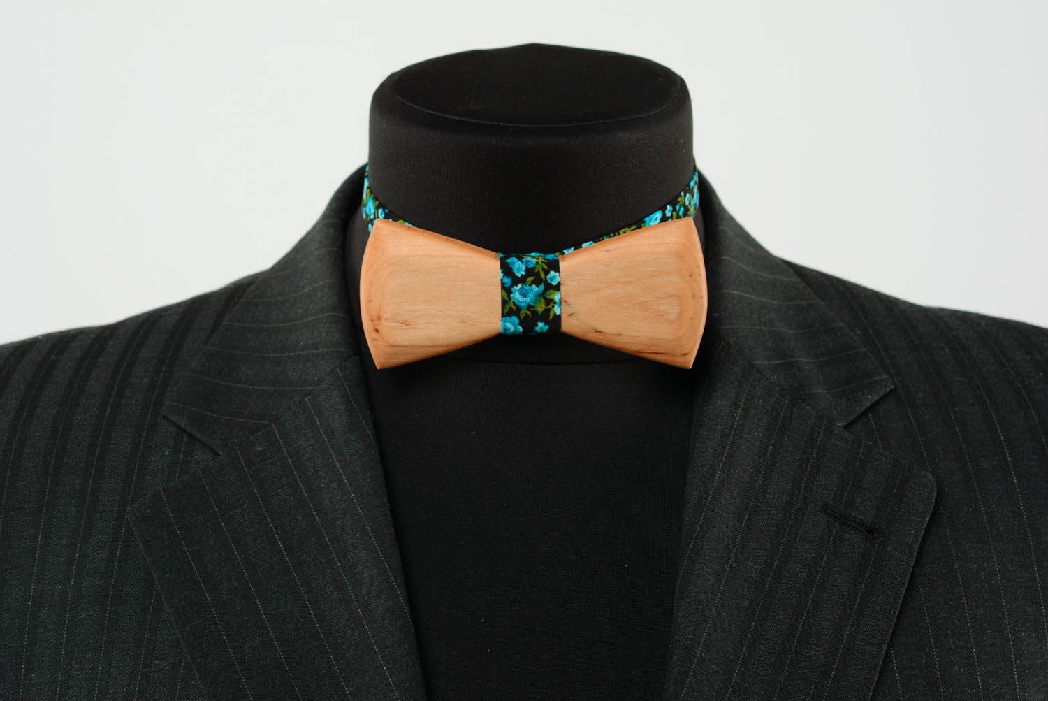 Classic wooden bow tie photo 2