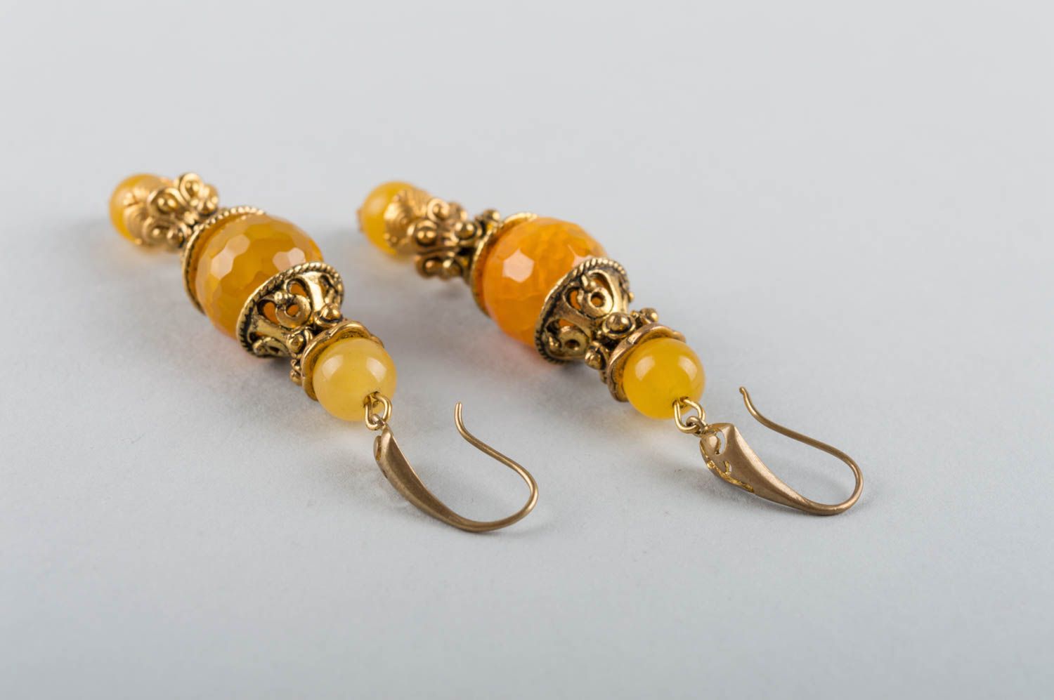 Handgemachte elegante lange Ohrringe aus echten Steinen Achat Nephrit in Gelb foto 4