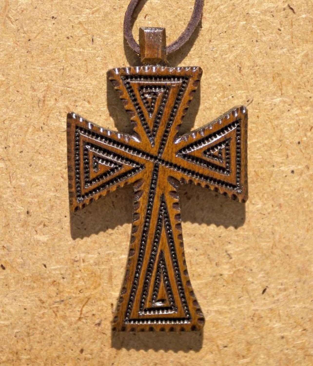 Croix pectorale ethnique sculptée photo 1