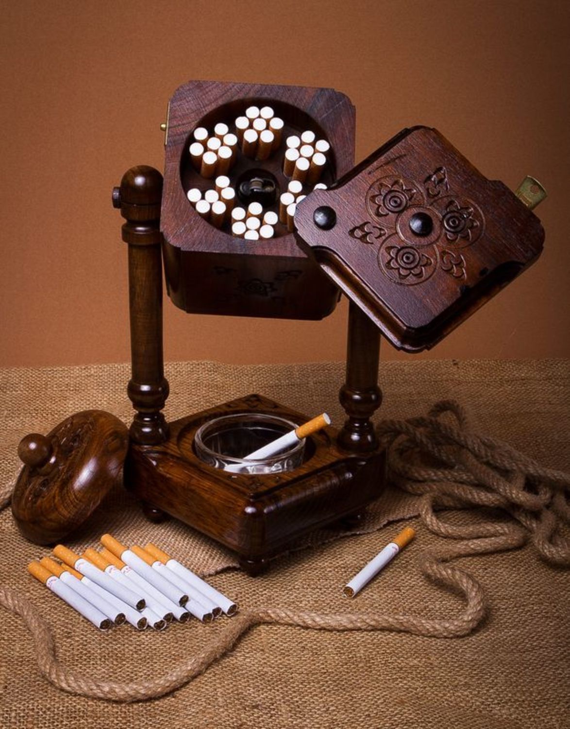 Boîte de cigarettes en bois avec cendrier  photo 1