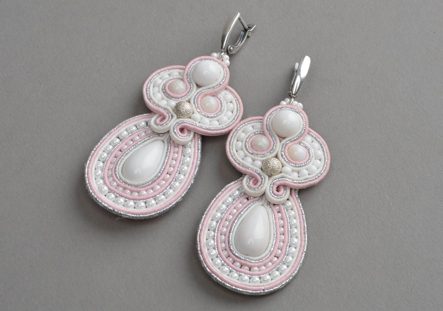 Boucles d'oreilles textiles blanc-rose soutache pendantes faites main Tendresse photo 2