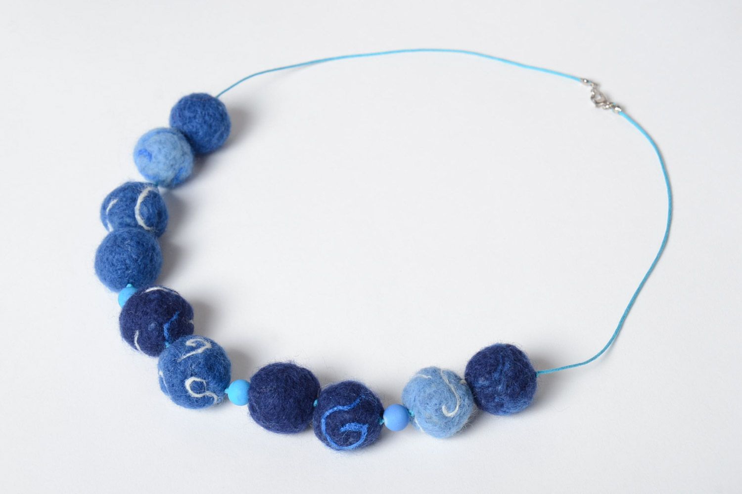 Joli collier bleu en laine feutrage à l'eau fait main original pour femme photo 2