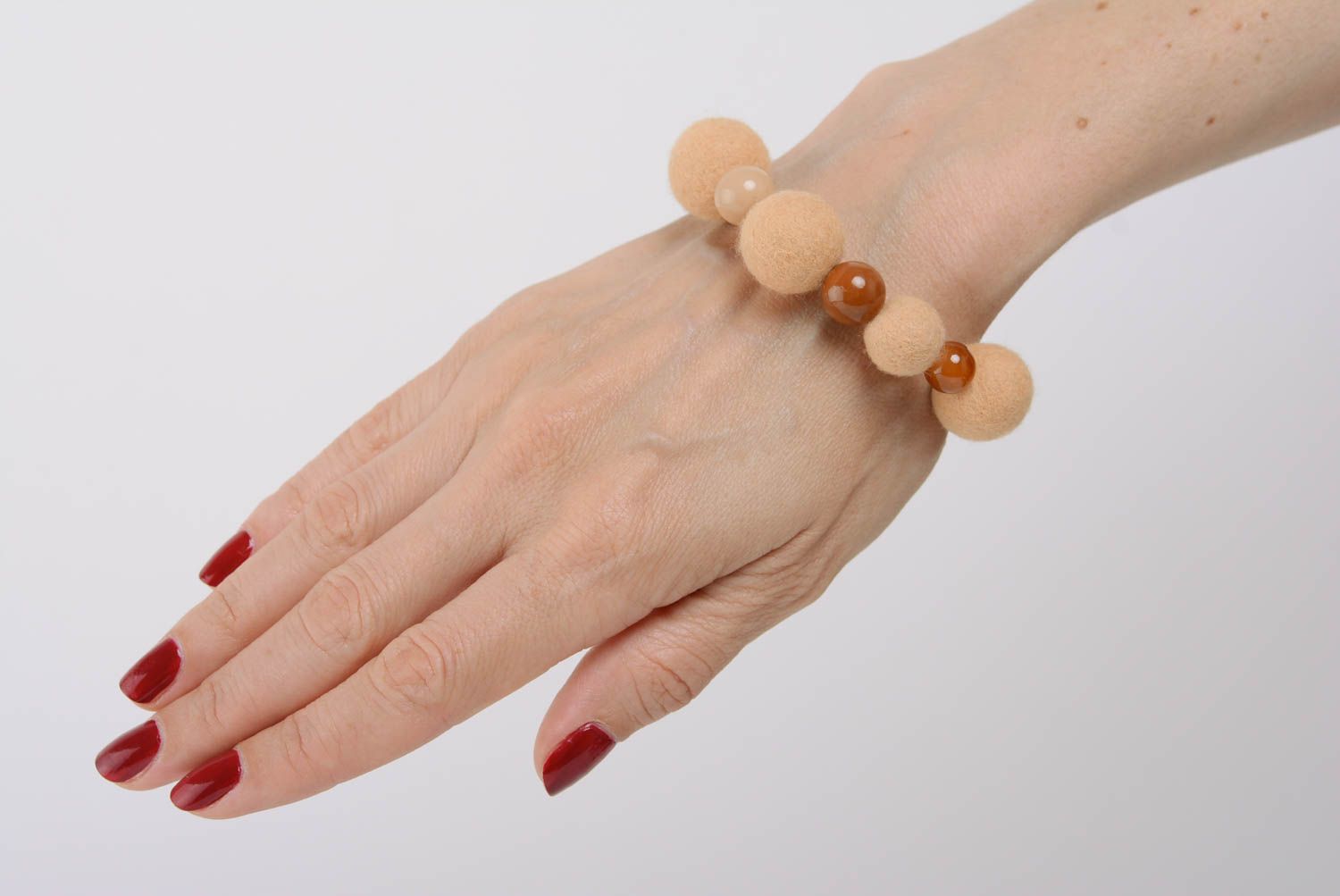 Bracelet en laine feutrée beige fait main design avec perles céramiques photo 3