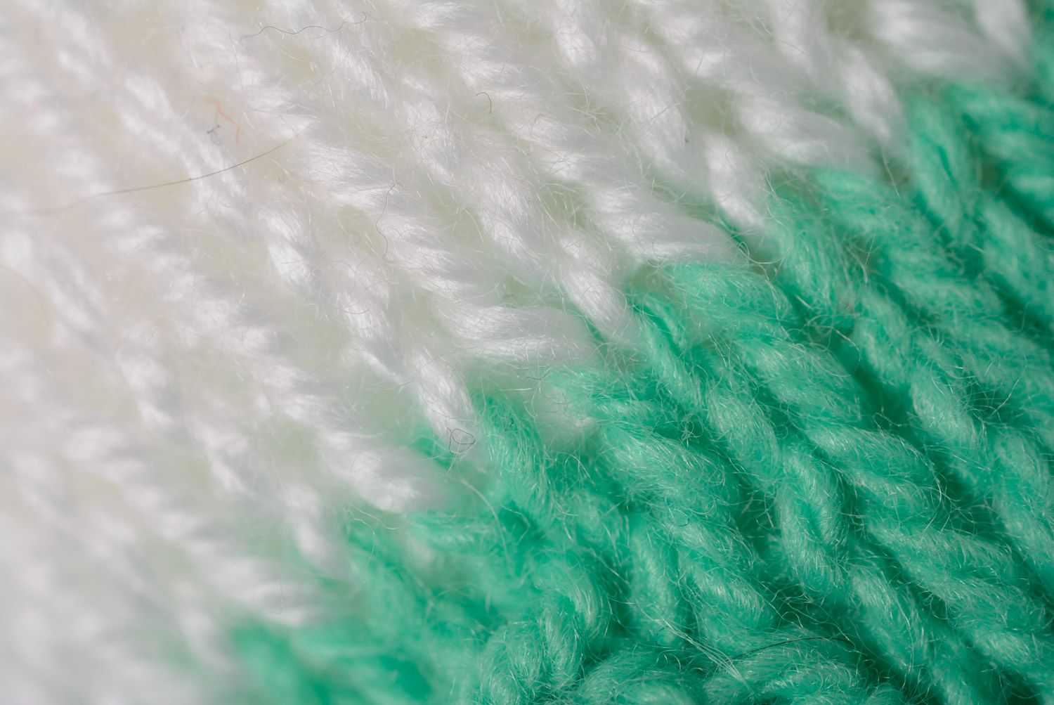 Мягкая игрушка заяц белый в зеленом свитере вязаный на спицах ручная работа фото 3