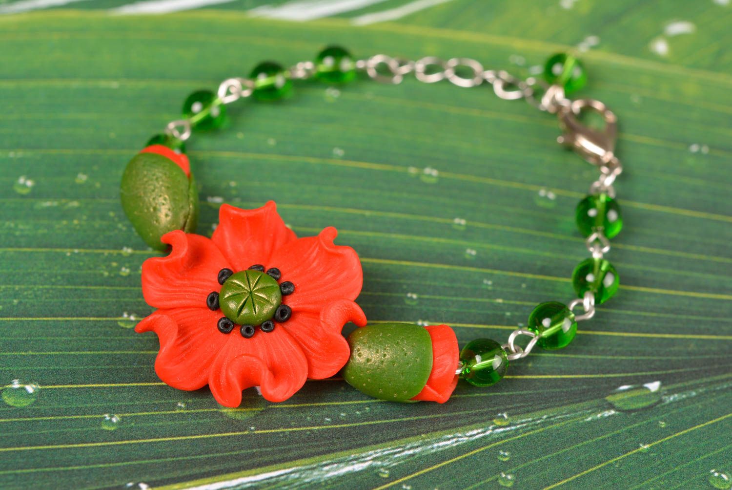 Bracelet en pâte polymère Fleur de pavot rouge perles de verre chaîne fait main photo 1