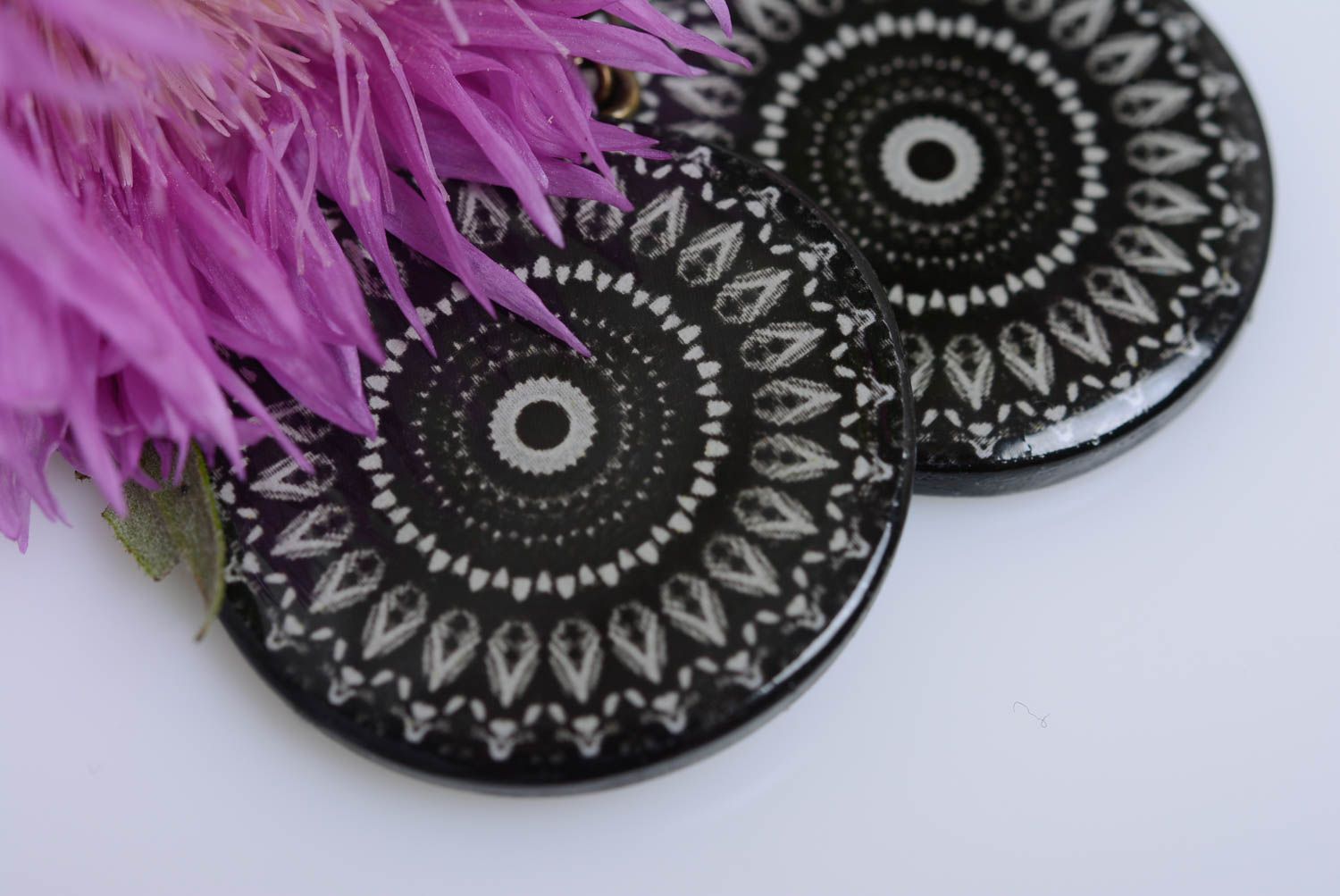 Schwarze modische gemusterte Ohrringe aus Polymer Ton handmade Schmuck für Frau foto 2