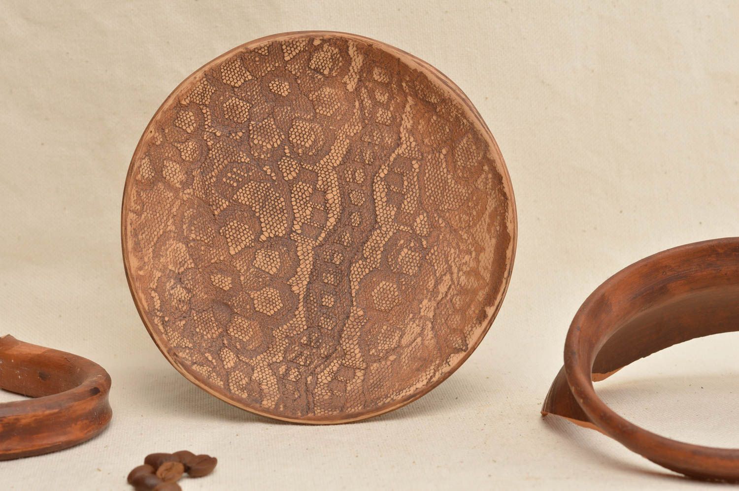 Блюдце из глины коричневое с цветами узорами необычное красивое ручной работы фото 1