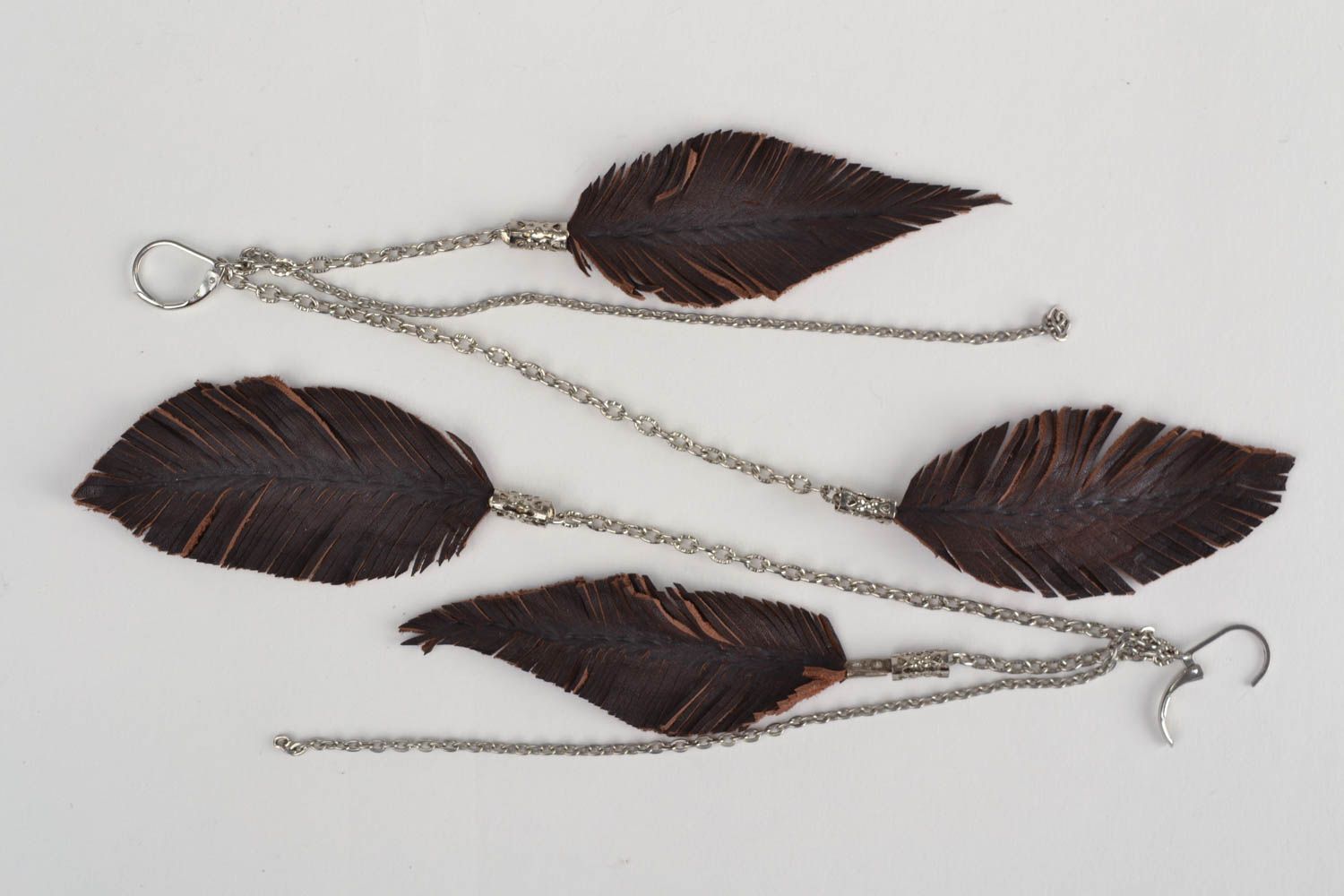 Pendientes largos hechos a mano con plumas de cuero marrón originales de mujer foto 5