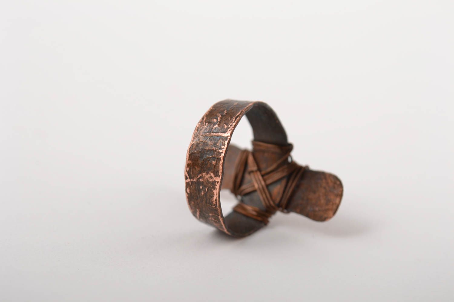 Красивое кольцо хэнд мэйд украшение в технике wire wrap медное кольцо простое фото 3