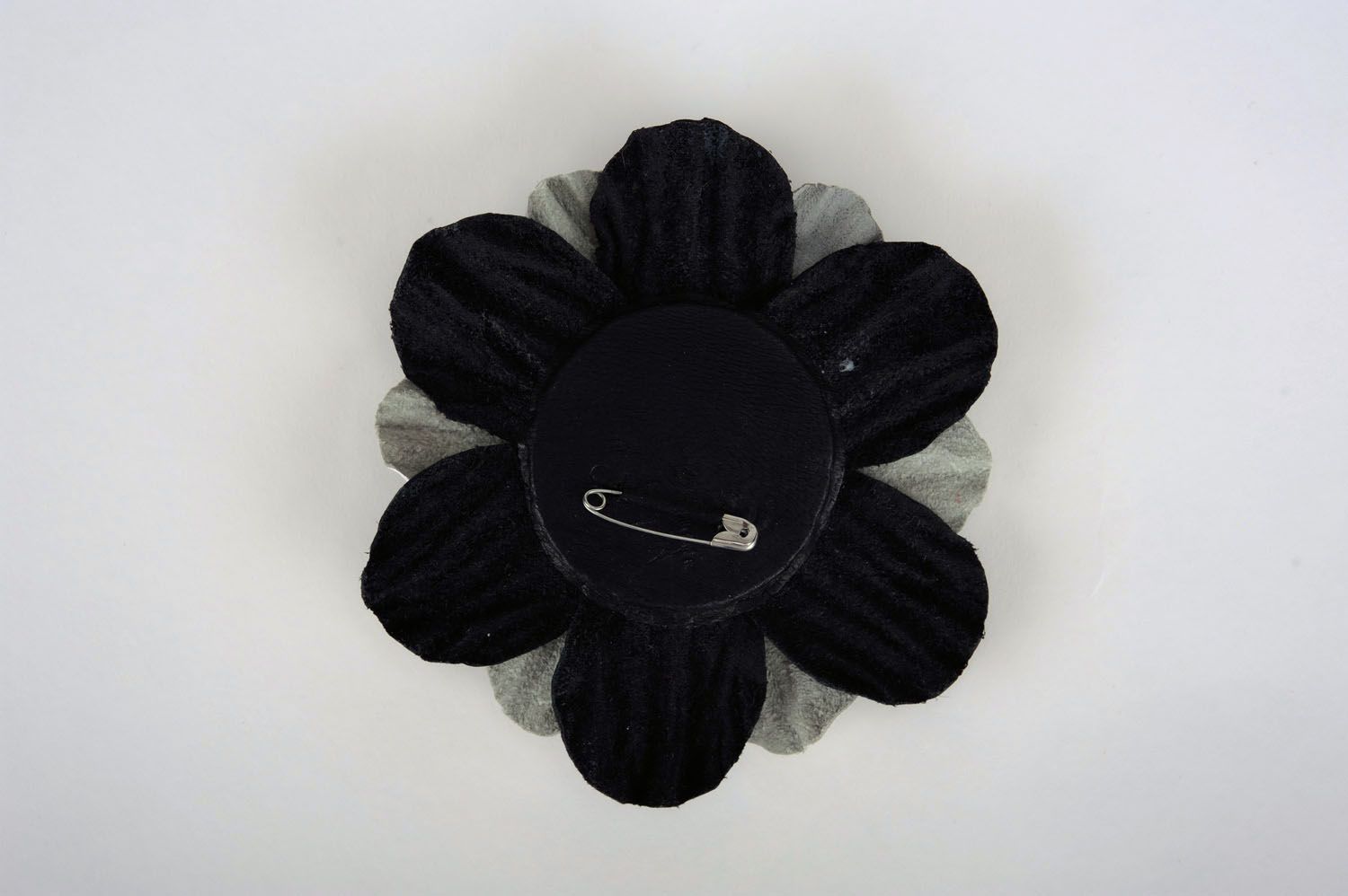 Broche grande fleur blanche et noire en cuir photo 2