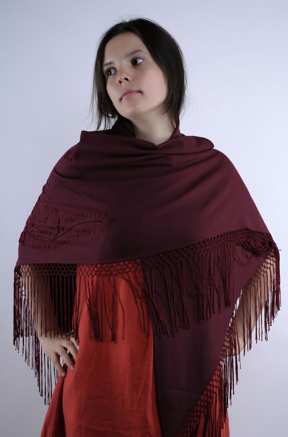 Большой бордовый платок, расшитый бисером фото 3
