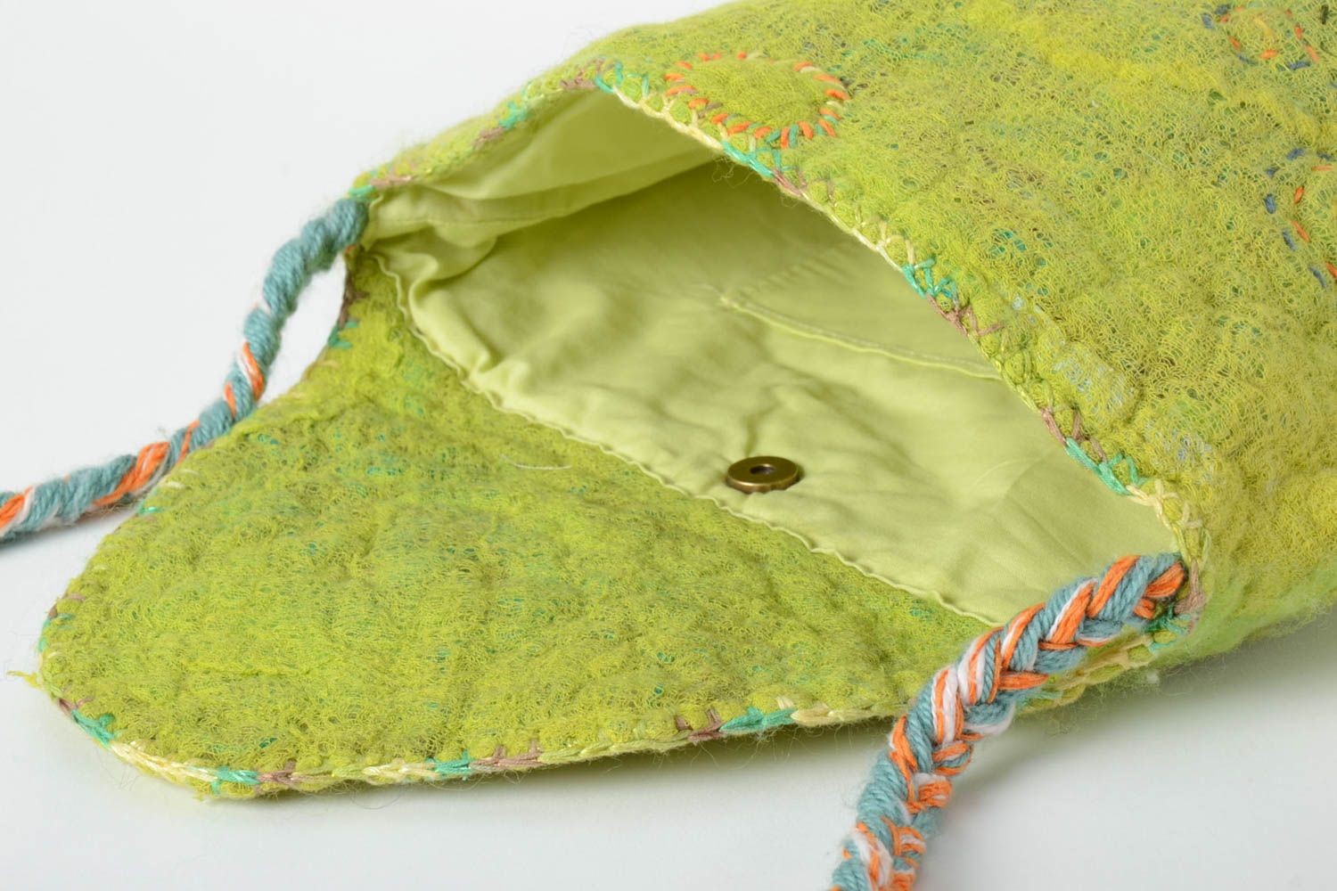 Handmade Tasche aus Wolle gefilzt Accessoire für Frauen grüne Damen Tasche  foto 2