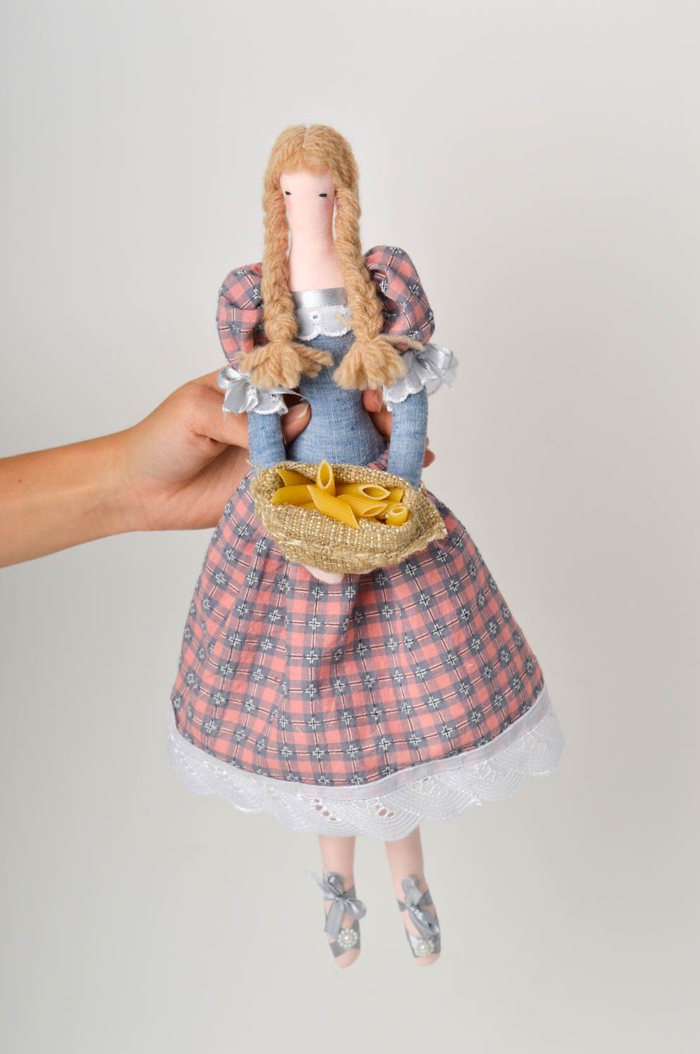 Кукла ручной работы кукла из ткани декоративная авторская кукла с корзиной фото 2