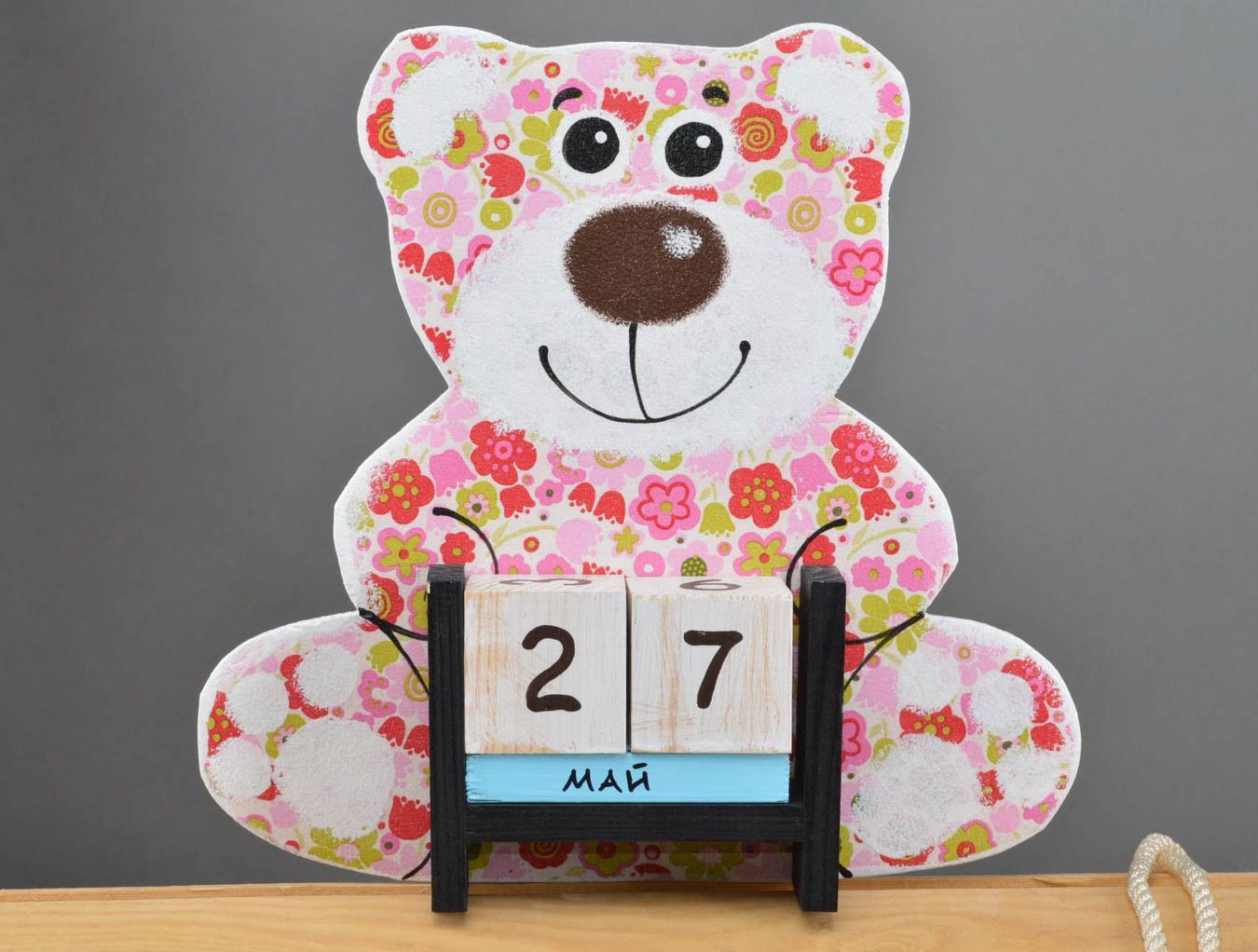 Милый календарь в виде медведя который держит кубики детский декупаж хенд мейд фото 2