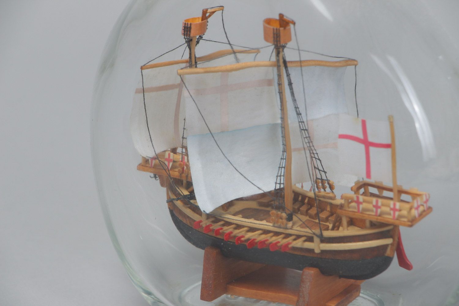 Petit bateau en bouteille de verre fait main décoration pour maison style marin photo 3