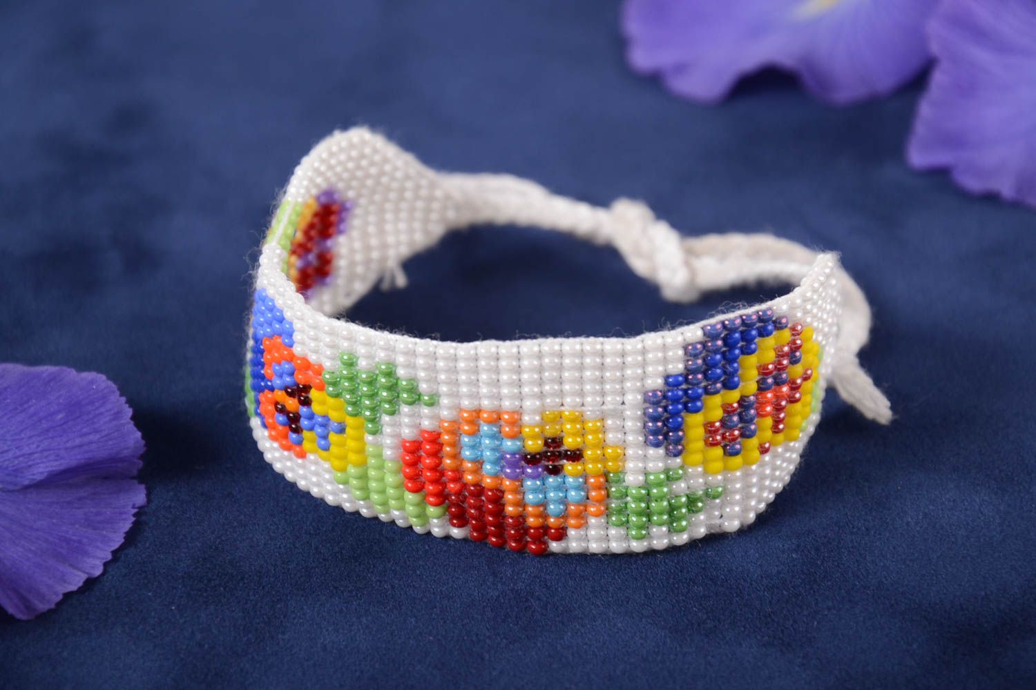 Bracelet large en perles de rocaille fait main blanc avec fleurs style ethnique photo 1