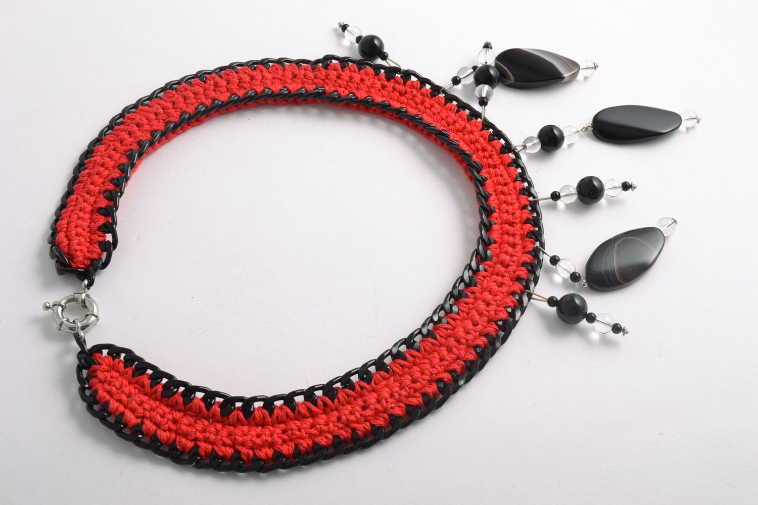 Joli collier tricoté rouge noir avec pierres naturelles fait main bijou sobre photo 4