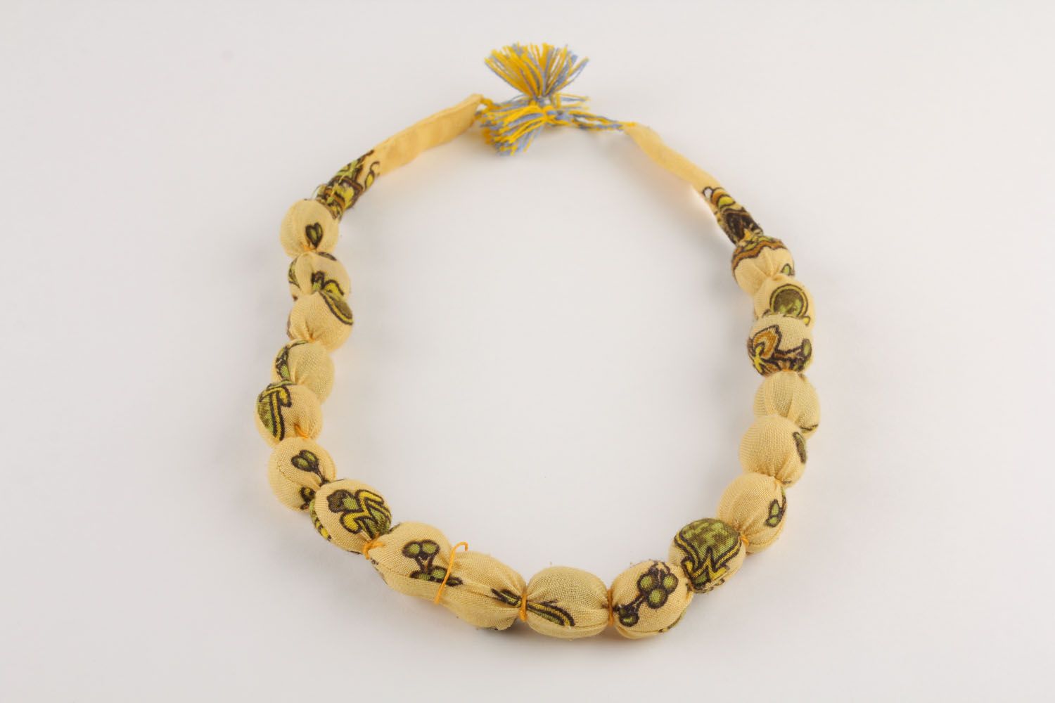 Gelbe Halskette aus Holz foto 3