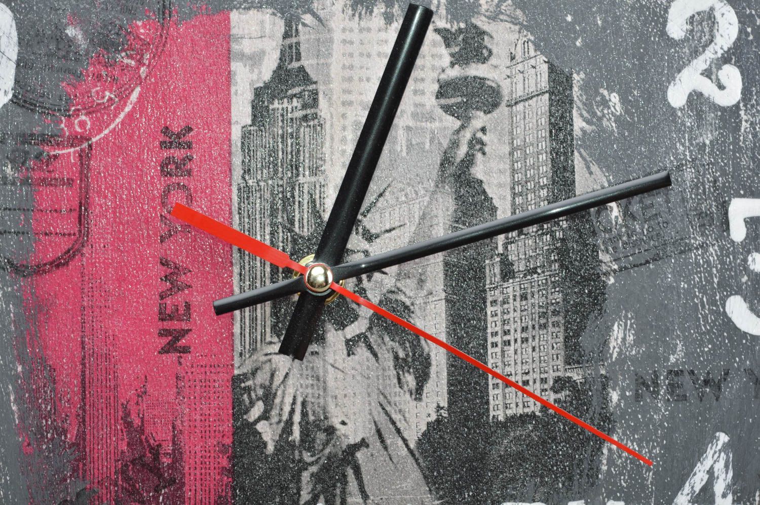 Часы в технике декупаж из ДСП круглые ручной работы с изображением Нью-Йорка фото 2