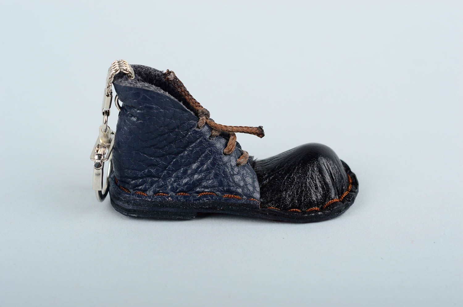 Брелок ручной работы брелок на ключи кожаный брелок в виде синего ботинка фото 4