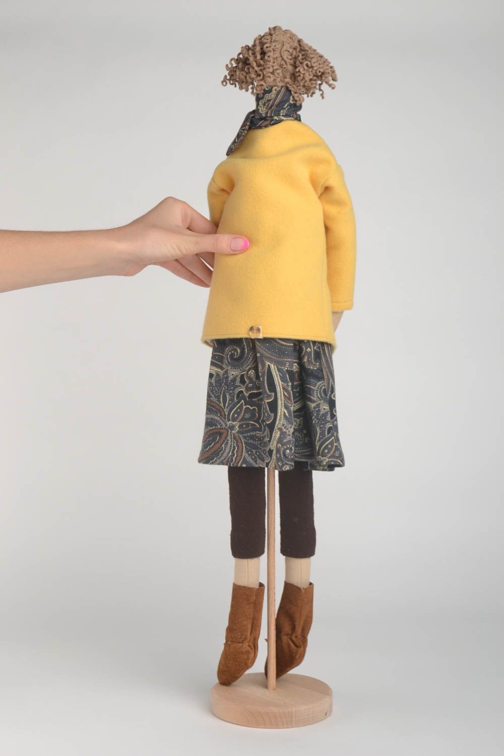 Кукла ручной работы авторская кукла на подставке тряпичная кукла в желтом фото 4