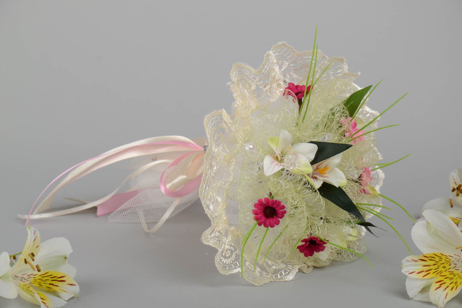 Красивый свадебный букет из искусственных цветов лилий ручной работы нежный фото 1