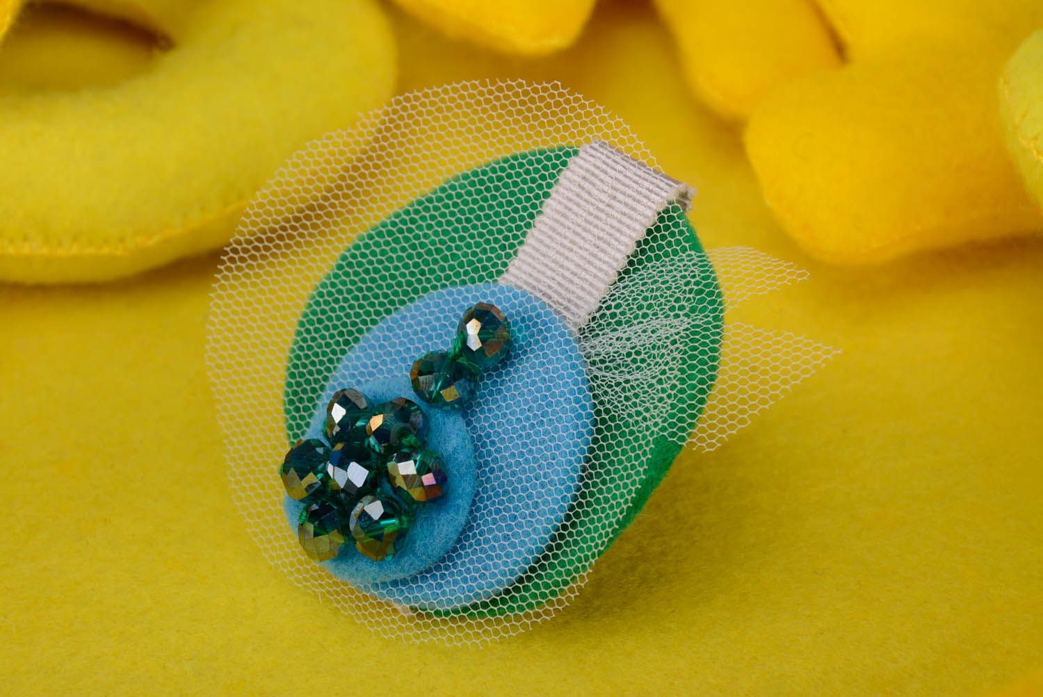 Broche artesanal de feltro decorado com vidro de esmeralda e fita de gorgorão foto 1