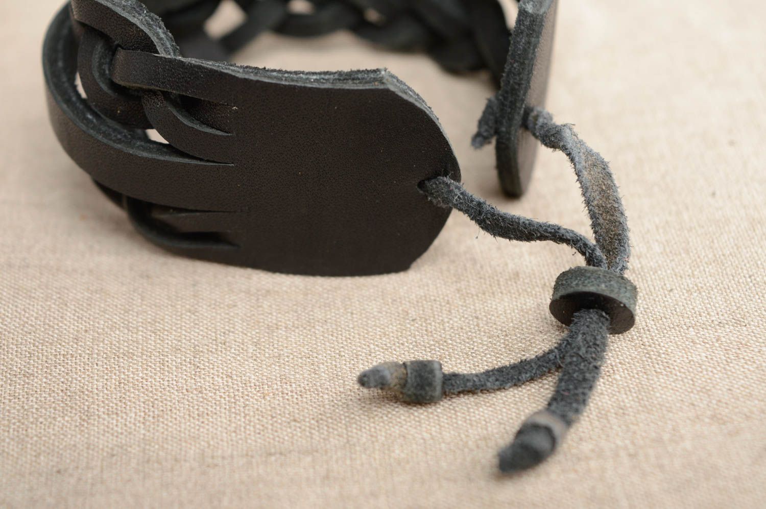 Bracelet tressé en cuir naturel noir large fait main de design pour femme  photo 3