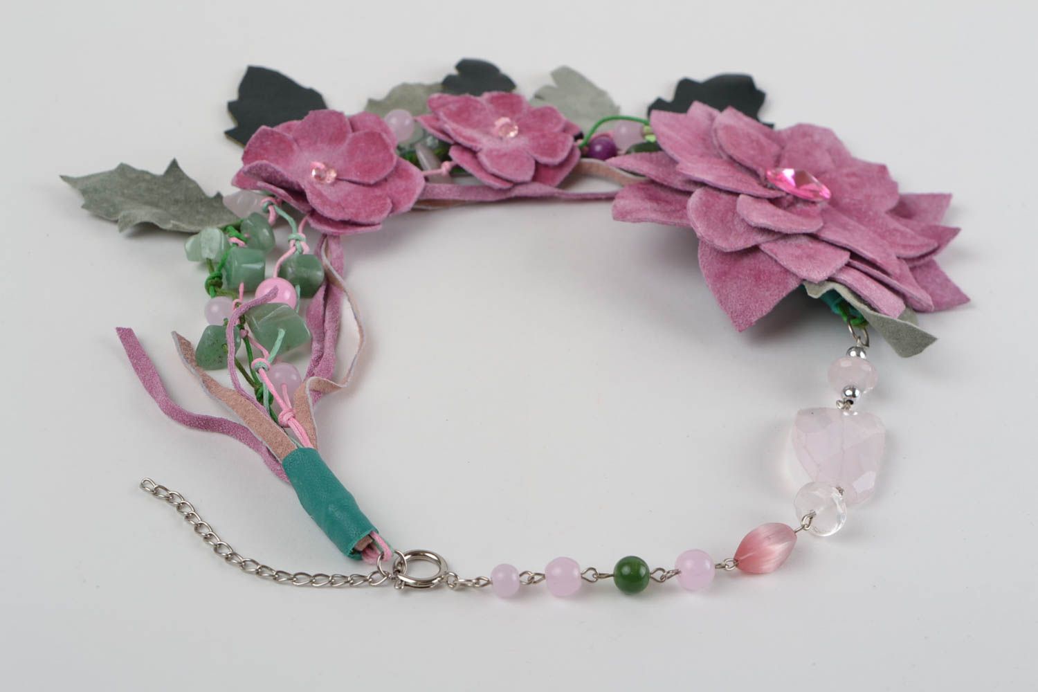 Collar de cuero y piedras naturales artesanal grande rosado estiloso con flores  foto 5