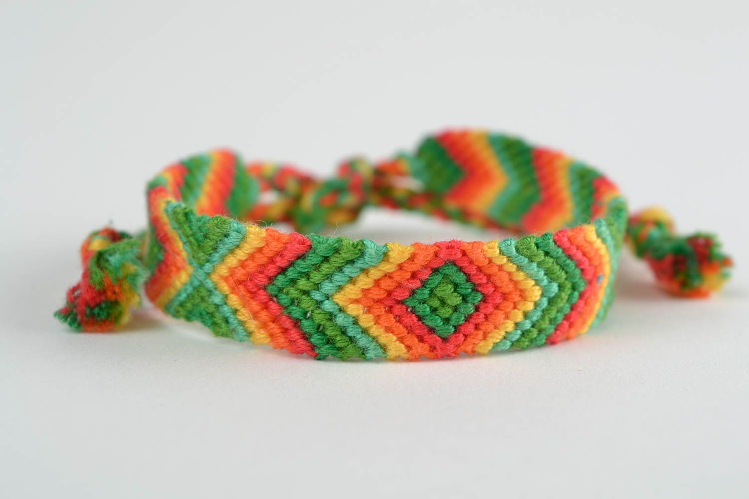 Текстильный браслет яркий плетеный из цветных ниток красивый ручной работы фото 3
