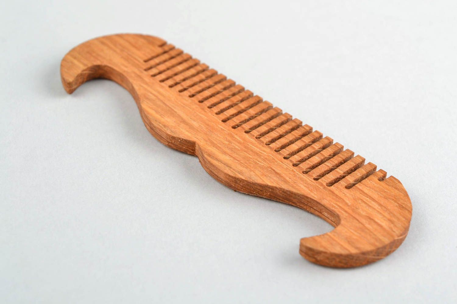 Деревянная расческа для бороды из дуба ручной работы резная оригинальная фото 5