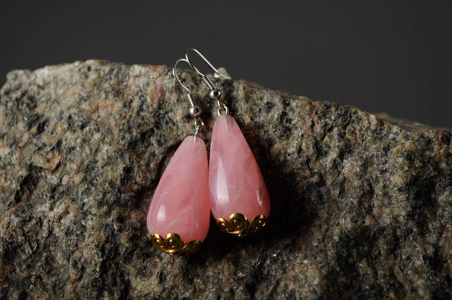 Boucles d'oreilles en perles acryliques Les pierres roses photo 1