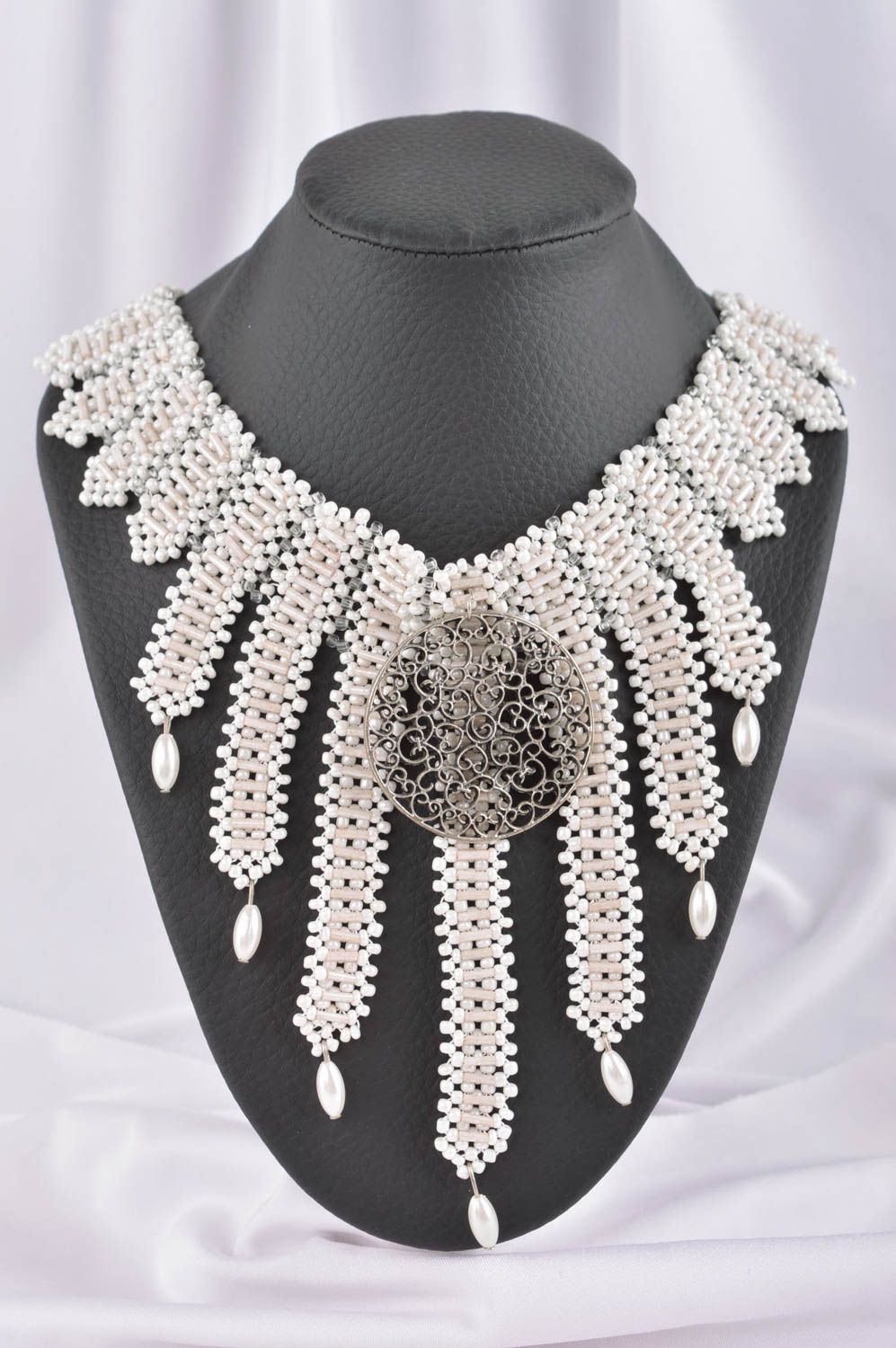 Collana di perline fatta a mano accessorio da donna bianco con giaietto foto 1