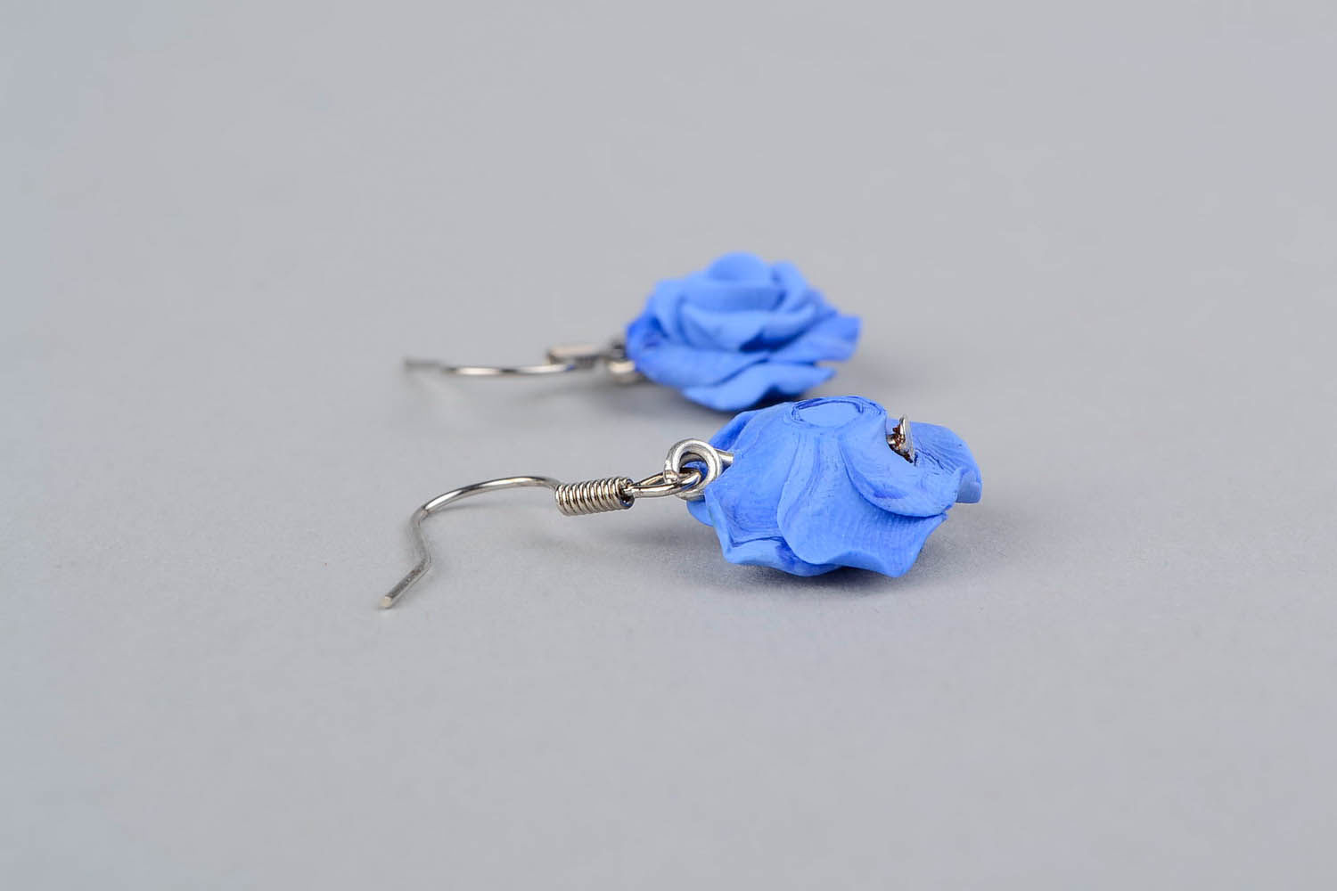 Boucles d'oreilles en pâte polymère Roses bleues photo 3