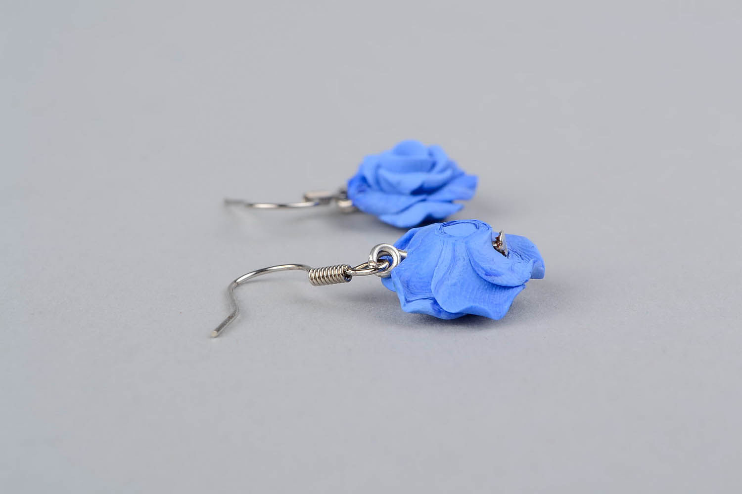 Pendientes de arcilla polimérica Rosas celestes foto 3