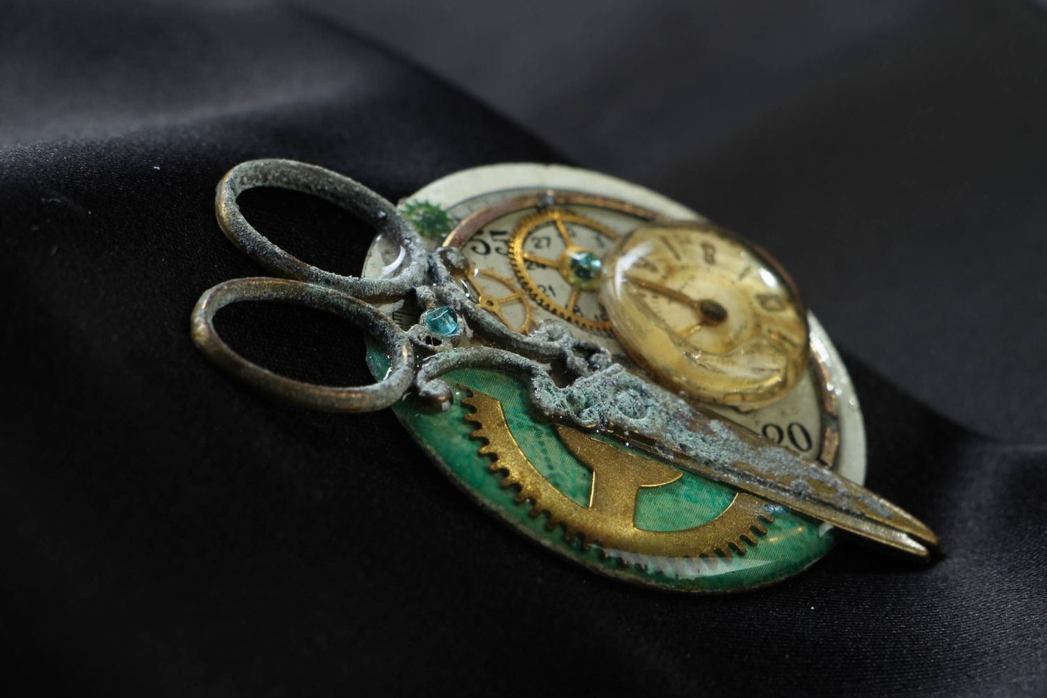 Steampunk pendant with scissors photo 2