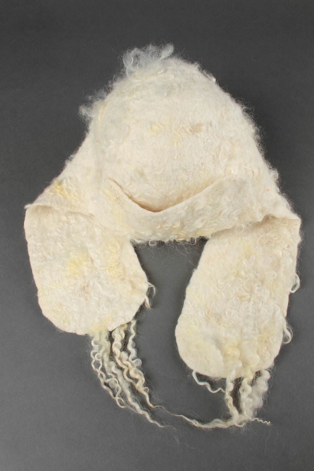 Bonnet blanc fait main Vêtement femme chaud en laine feutrée Cadeau original photo 2