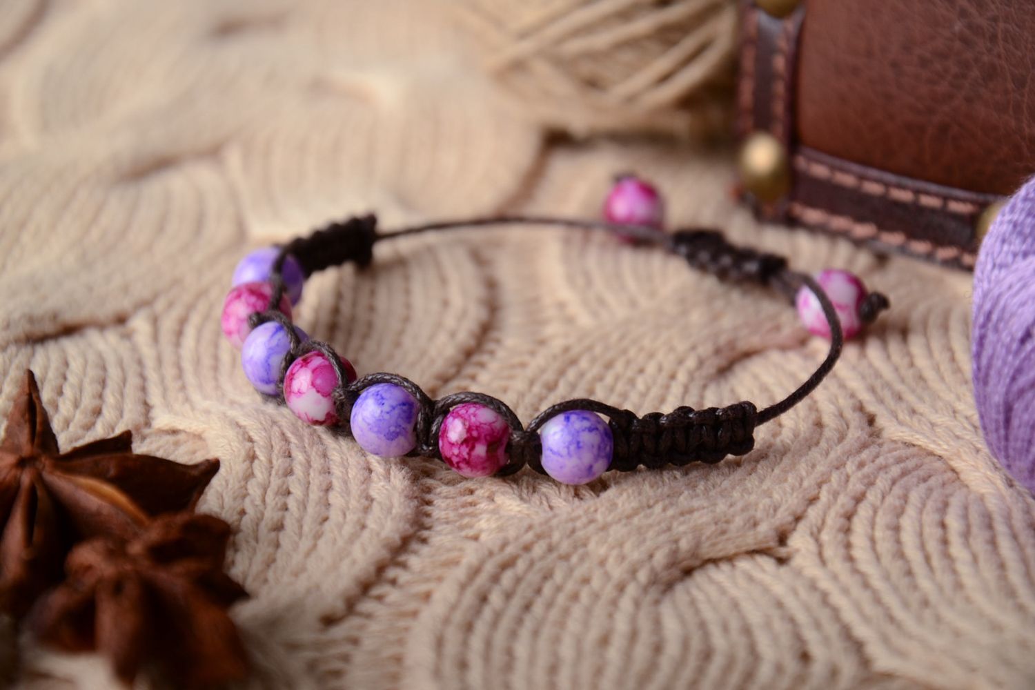 Bracelet with plastic beads of violet color photo 1