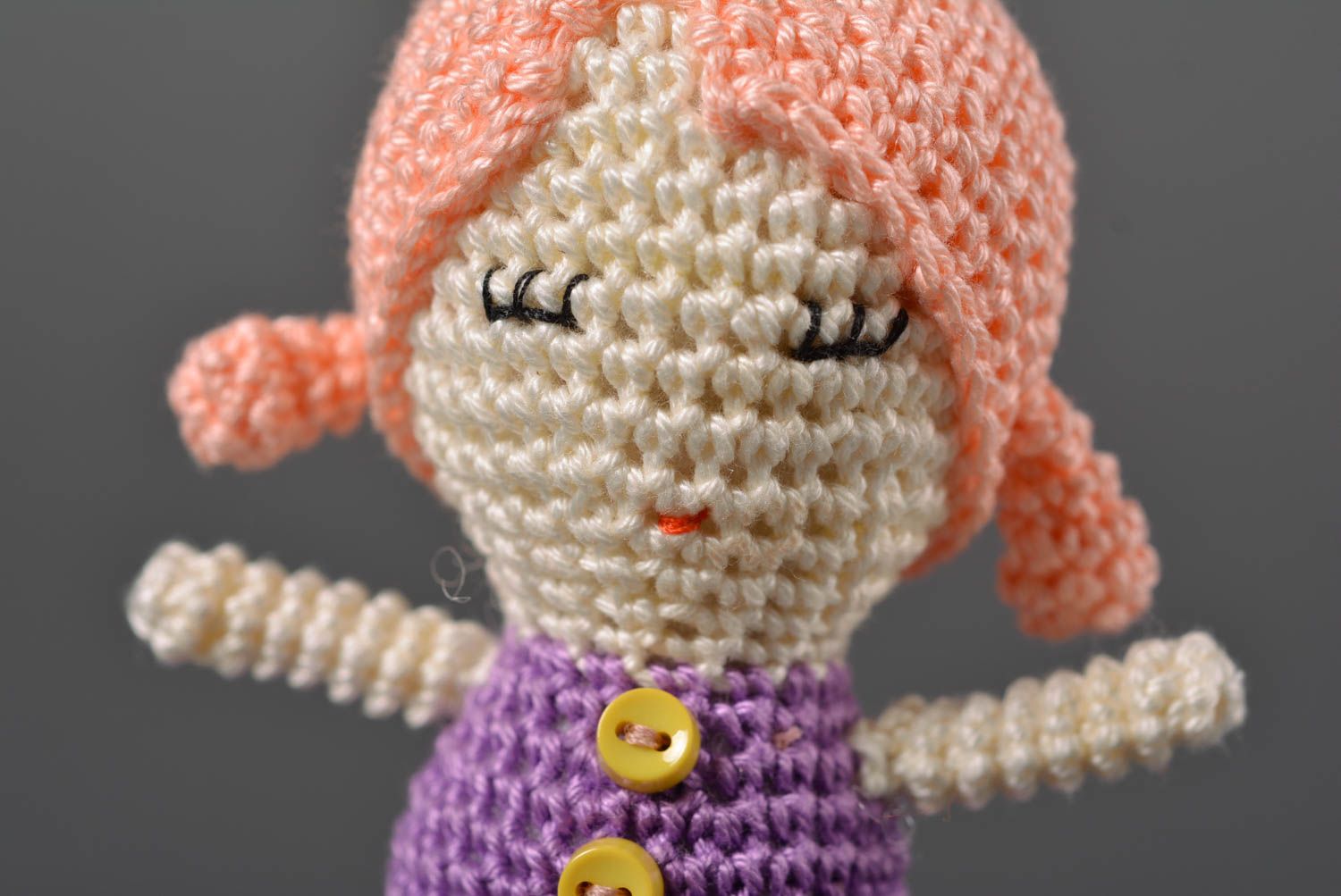 Мягкая игрушка кукла ручной работы кукла крючком маленькая Девочка в платье фото 2