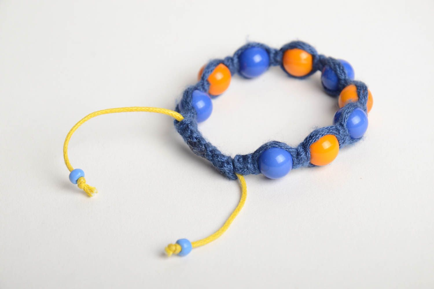 Pulsera trenzada de abalorios y cordón infantil artesanal azul y amarilla foto 5