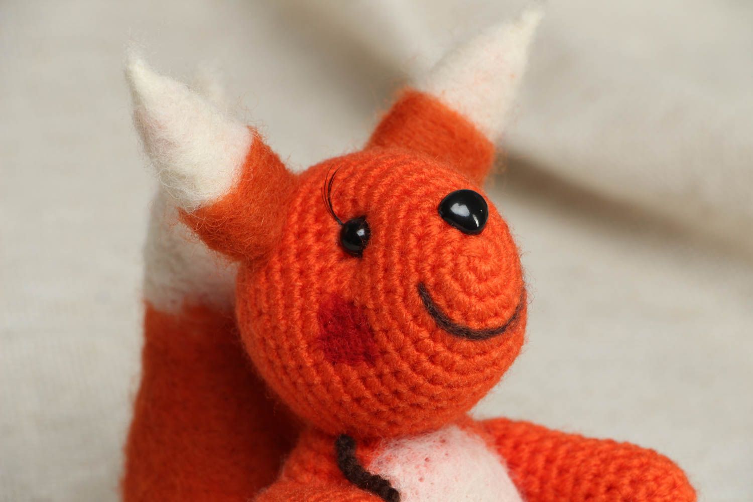 Doudou tricoté en forme d'écureuil avec gland  photo 2