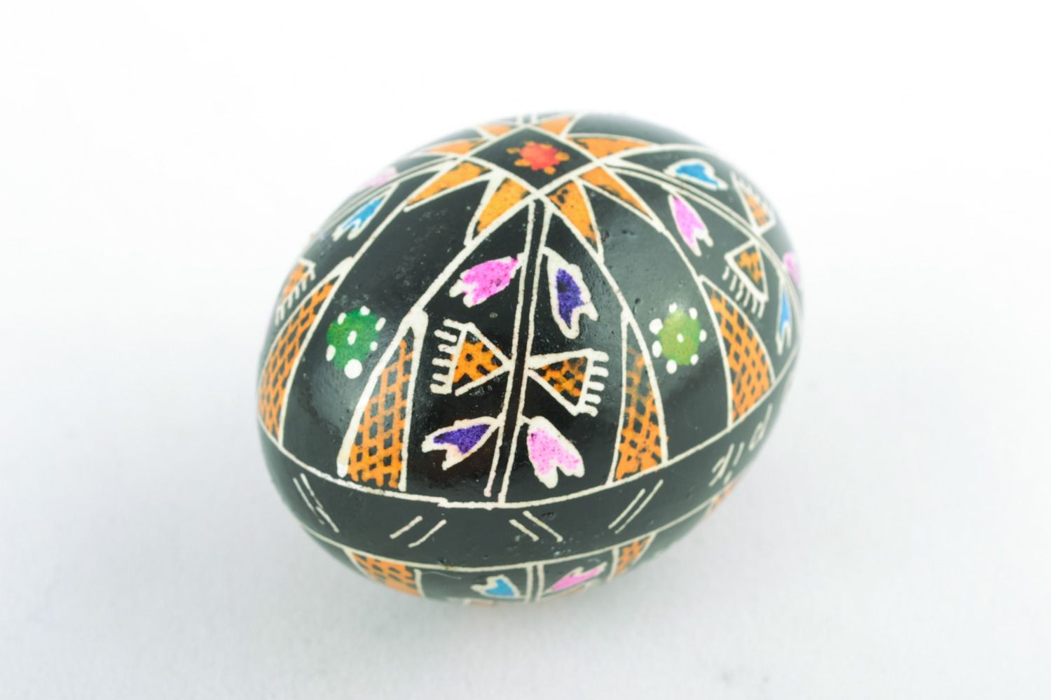 Œuf-écrit pyssanka faite main pour Pâques peinture à la cire de design ethnique photo 4