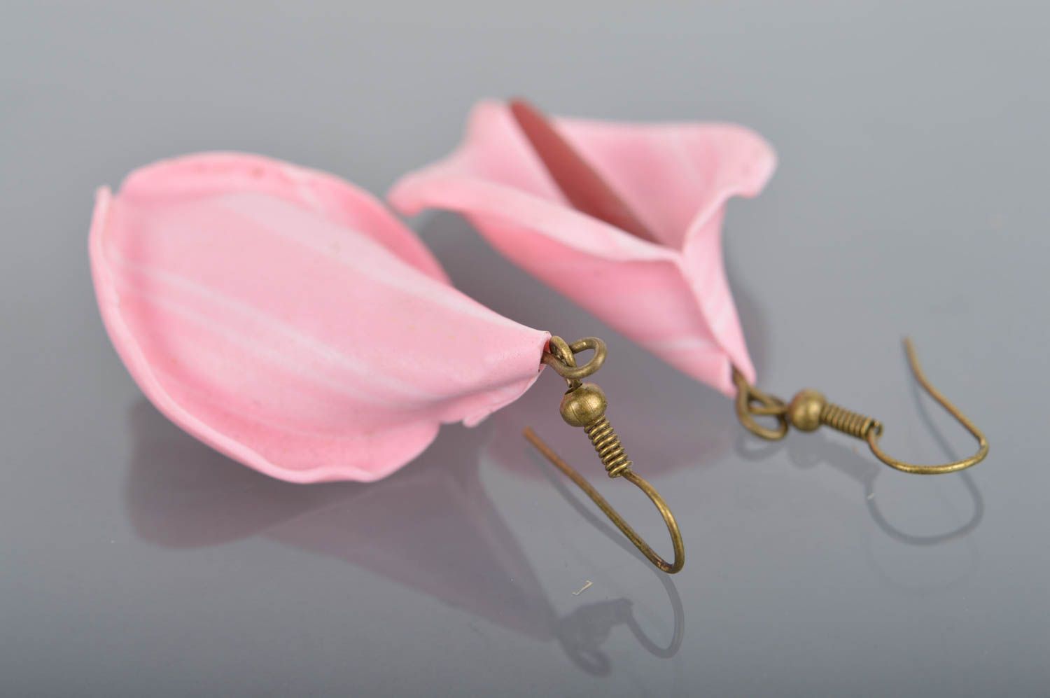Boucles d'oreilles fleurs Calla des marais rose en pâte polymère faites main photo 4