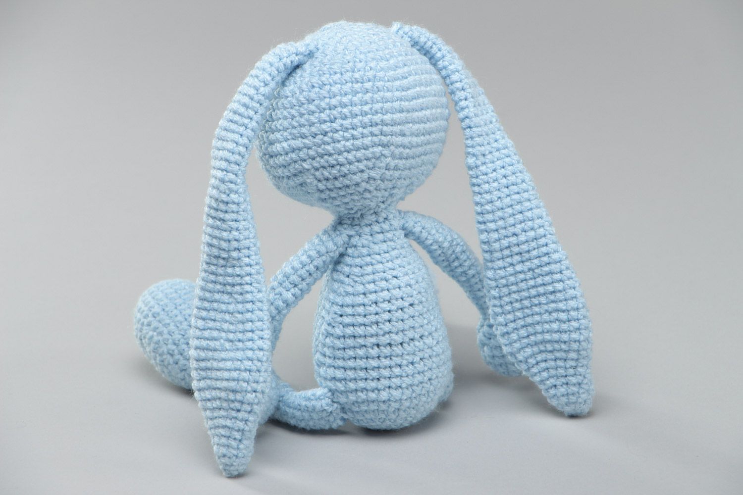 Petite peluche tricotée bleue en acrylique en forme de lapin faite main photo 4