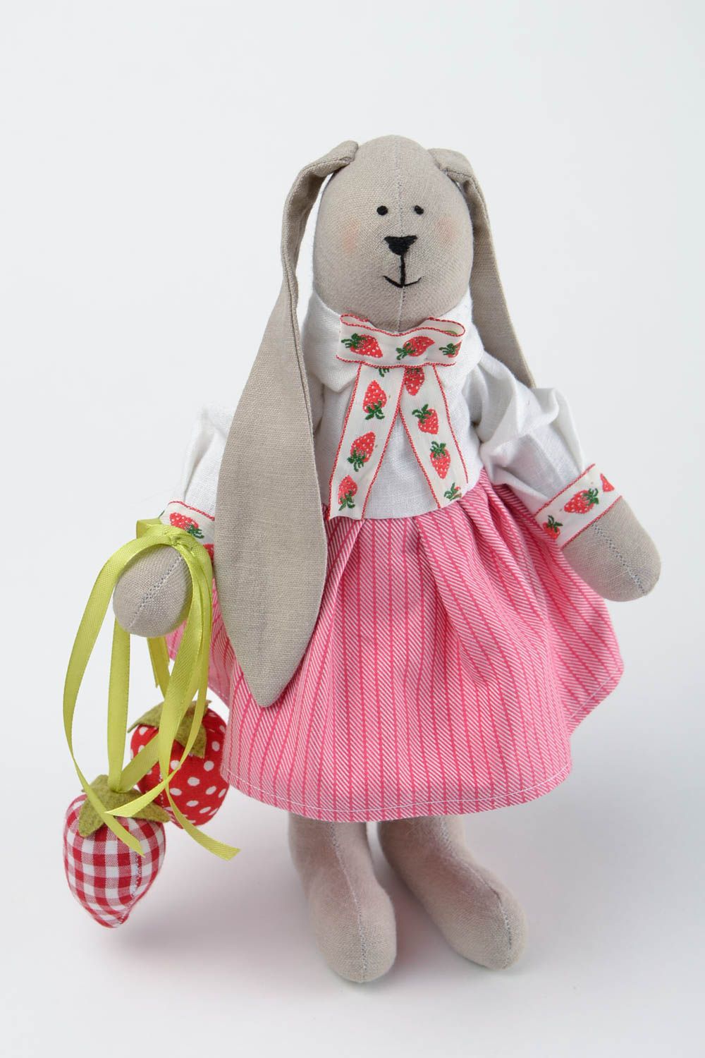 Poupée Lapin en tissu de coton faite main avec fraises Cadeau pour enfant photo 3